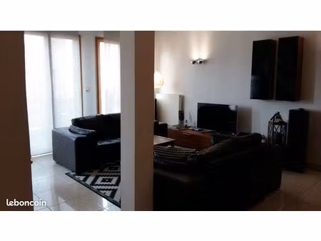 t3 centre croix rousse au calme avec garage