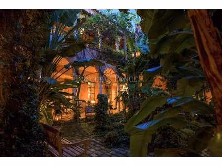 hôtel particulier à vendre à nîmes : | 1850m²