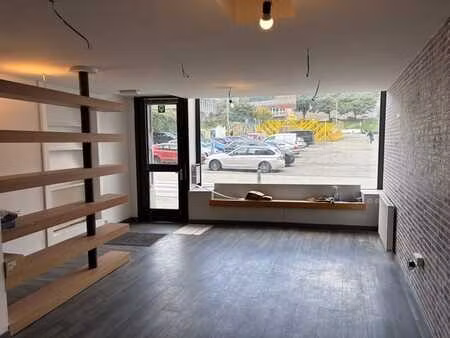 rez-de-chaussée commercial prêt à l’emploi avec jardin