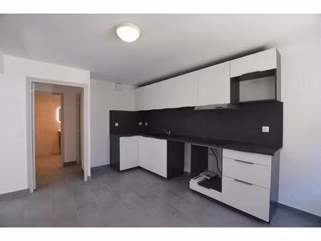 beau t2 entièrement refait à neuf situé rez de chaussée