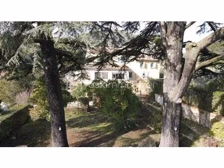 demeure de caractère avec ascenseur  dépendances et terrain piscinable