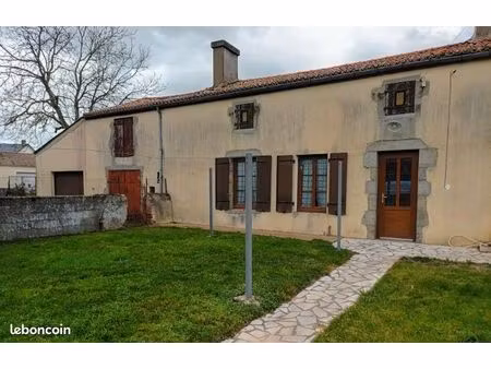 maison de village  plain pied avec jardin  dépendances et grenier aménageable. beau potent