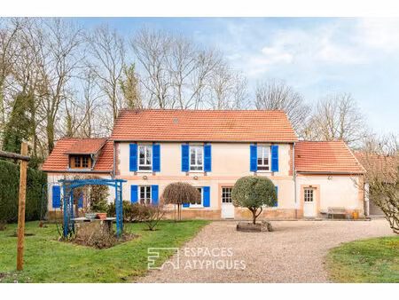 propriété singulière avec son jardin arboré