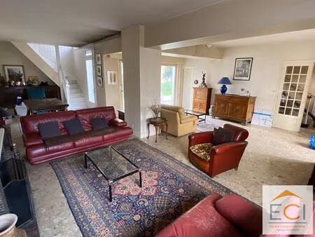 maison particulière à rénover / possibilité de diviser en appartements / studios.