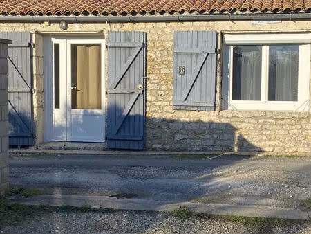 dans un petit village typique proche de saint-pierre-d'oléron