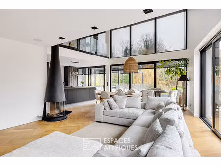 villa d'architecte contemporaine entre lumière et transparence en plein coeur de ville