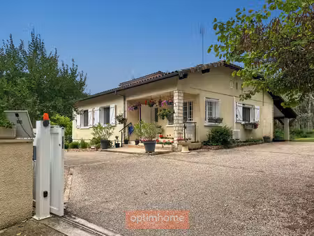 villa t4 avec piscine couverte  jardin clos autour pour environ 1800 m2