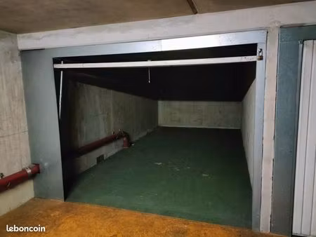 grand box fermé sécurisé à louer – issy-les-moulineaux (proche percy)