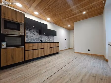 t2 rénové – 60 m² – lumineux – hyper centre la suze