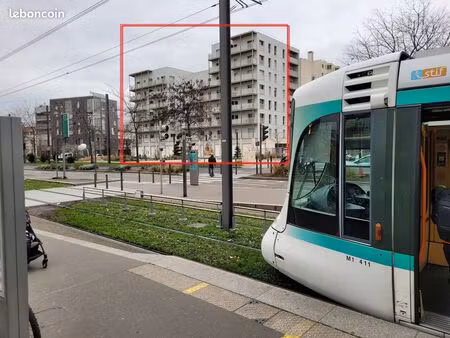 place de parking au pied du tramway t2