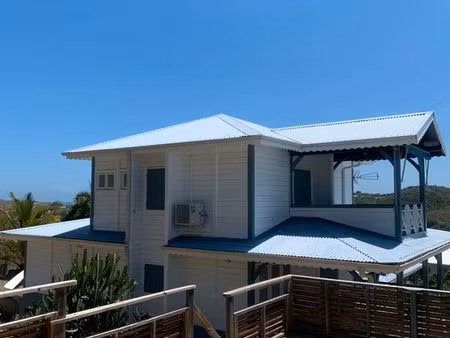 jolie villa creole dans un environnement calme et verdoyant