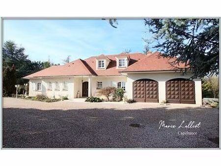 maison à vendre 12 pièces  grand séjour  6 chambres  terrain de tennis  bois  cours d'eau