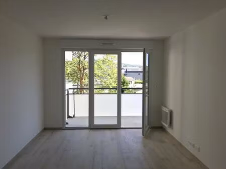 t3 avec balcon et parking à saint-léger-du-bourg-denis