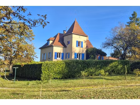 maison contemporaine et son gîte  avec de beaux volumes et u