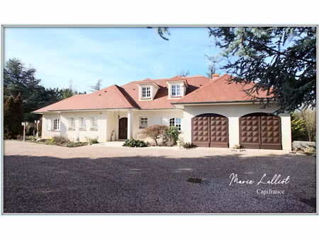 maison à vendre 12 pièces  grand séjour  6 chambres  terrain de tennis  bois  cours d'eau