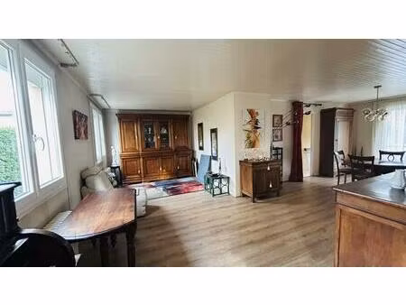 la roseraie– maison 5 pièces avec jardin  garages et caves à deux du métro; écoles et comm