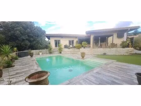 villa spacieuse de 165m2 avec une piscine s'étendant sur 851m2 de terrain