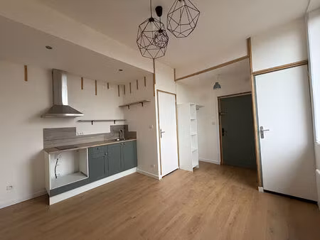 studio refait à neuf proche centre ville avec un garage.