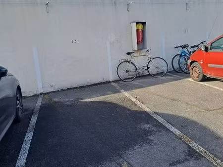 place de parking extérieure en résidence