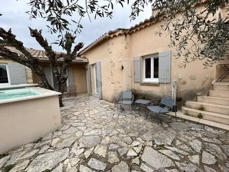 maison en pierres avec bassin région nyons