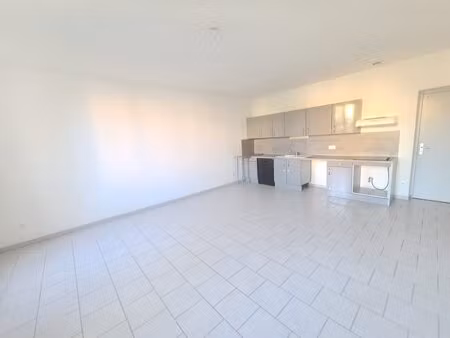 appartement t3 en centre ville avec 2 places de parking