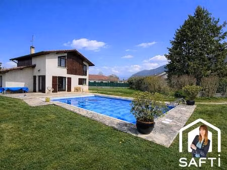 maison familiale avec jardin  piscine et superbe vue sur le vercors.