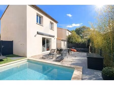 villa récente avec piscine à carpentras