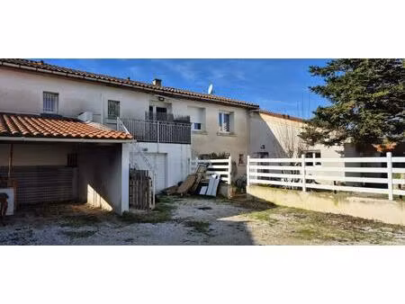 paulhan - mono-propriété divisée en 3 logements edifier sur un terrain de 910m²