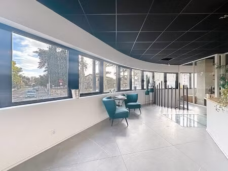 busca - local de 100 m² avec garage et parking