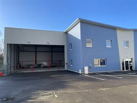 vente/location local d'activités beligneux 916 m²