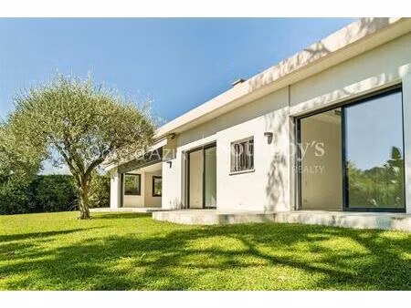 villa contemporaine de plain-pied avec piscine et terrain de pét