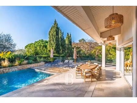 mougins – villa rénovée au calme avec vue panoramique – à pied des commerces