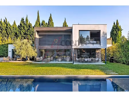 noves : exceptionnelle maison en bois avec piscine chauffée et terrain paysagé