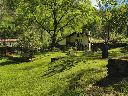 itxassou - ancienne ferme du xvii sur 1 6 ha de terrain  avec de nombreuses possibilités d