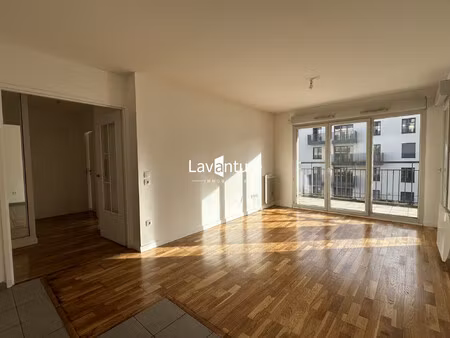 proche lavallée - 3 pièces avec balcon et parking