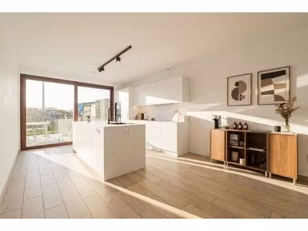 verrassend ruime woning met 3 slaapkamers  autostaanplaats en zwemvijver