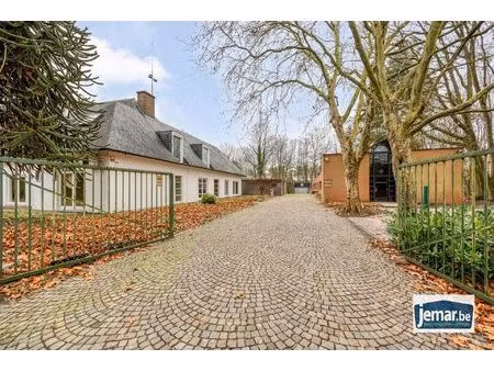 villa met professionele opslagruimte  kelder en kantoorruimtes.