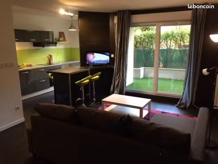 location appartement moderne donnant sur une cour intérieure complètement meublé pour 930 