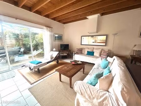 échoppe pierre avec extérieur