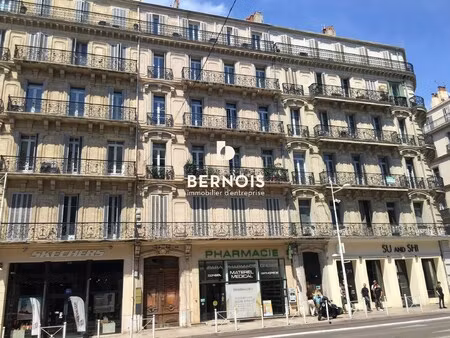 location local professionnel 55m²