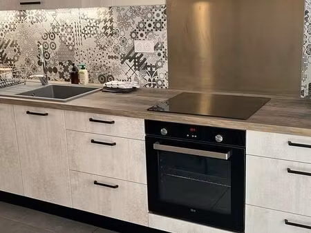 maison a louer ? rare au centre du village : maison rénovée avec 3 chambres  cour privativ