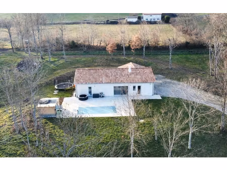 maison de plain-pied avec piscine à alboussière