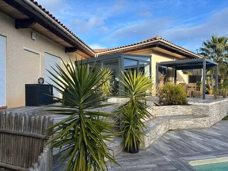 villa spacieuse de 168m2 avec une piscine s'étendant sur 851m2 de terrain