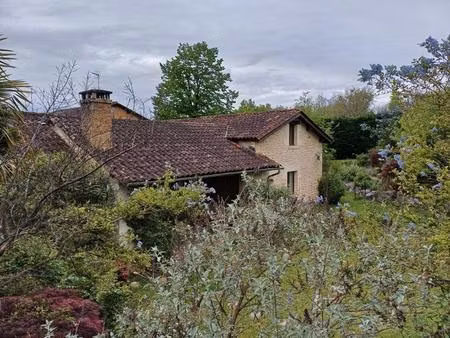 bel ensemble immobilier avec 1 gite ou maison d'amis  piscine  au calme et sans vis à vis