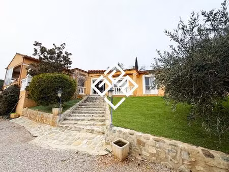 villa de prestige avec piscine et dépendance.