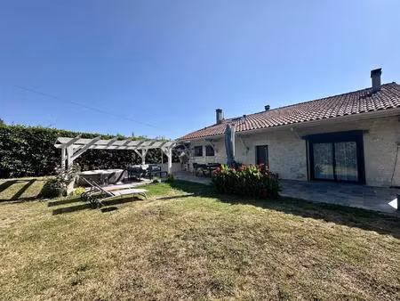 maison en pierre de 2-3 chambres avec bureau et mezzanine  garage et dépendance