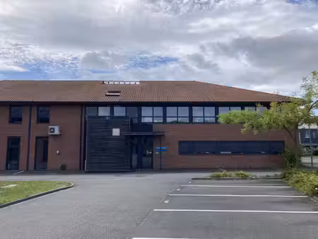 location local professionnel 888m²