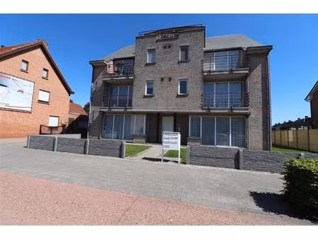 appartement op 1ste verdieping met lift  2 slaapkamers  ruim terras  garage en autostaanpl