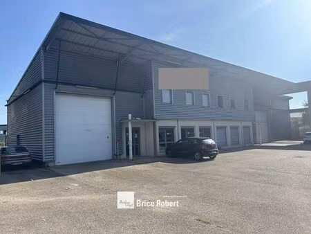 a louer - local industriel de 238 m² avec un espace de stockage et des bureaux aménagés - 