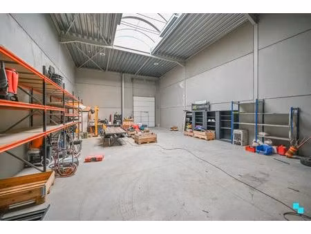 magazijn met automatische sectionaalpoort in waregem